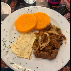 bistec encebollado
