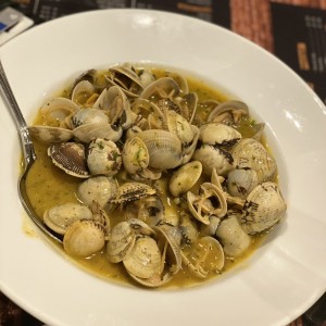 Almejas al ajillo