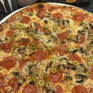 Pizza de pepperoni + hongos + aceitunas.