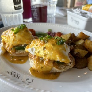 Salmon egg benedict