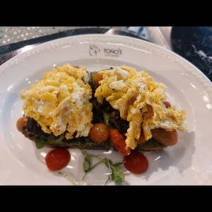 Avocado toast con huevos revueltos