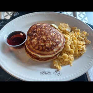 pancakes y huevos revueltos