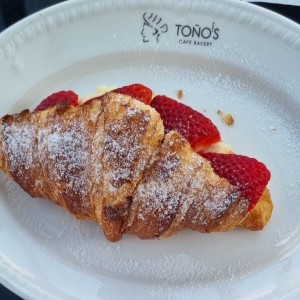 Croissant de fresas y crema