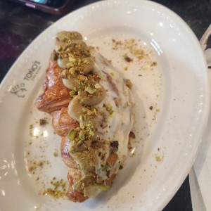 Croissant de pistacho con chocolate blanco