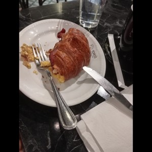Croissant de huevo y bacon