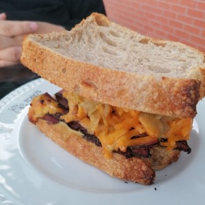 Sourdough con pastrami
