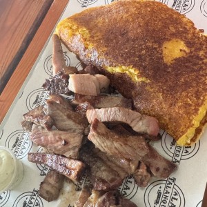 Cachapa con carne y puerco