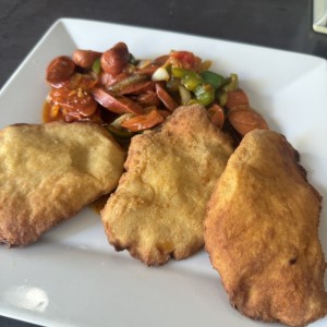 Salchicha Guisada con Hojaldre