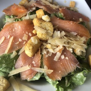 Ensalada cesar con salmon