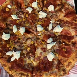 Pepperoni, bacon y maíz