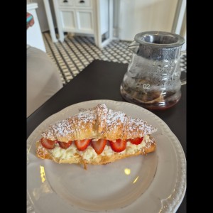 croissant de fresas con crema