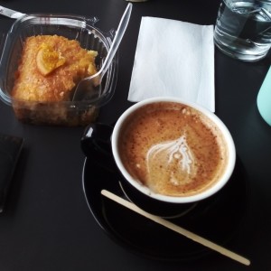 chai y pastel de naranja