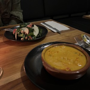 Crema zapallo y ensalad serano