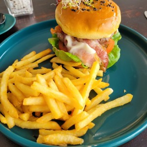 hamburguesa y papas fritas