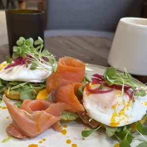 Huevos benedictos con salmon