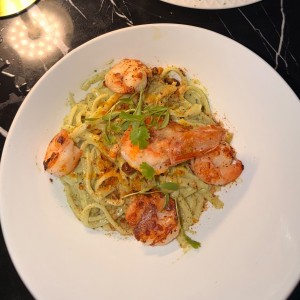 Fettuccini al pesto con camarones