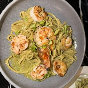 Fettuccini al pesto con camarones