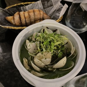 Almejas al ajillo