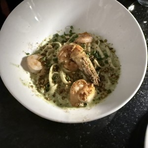Fettuccini al pesto con camarones