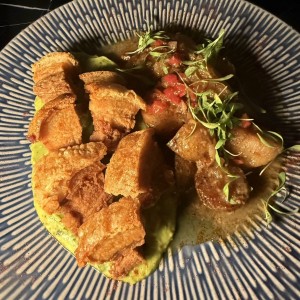 Chicharrón con papines 