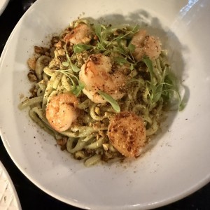 Fettuccini al pesto con camarones