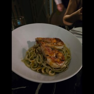 Fettuccini al pesto con langostinos y crocante de pistacho