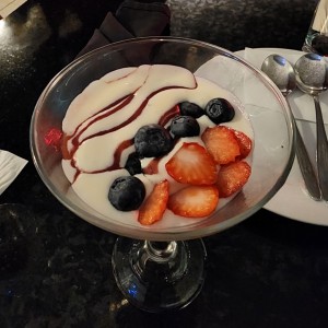 Mousse de chocolate blanco y frutos rojos