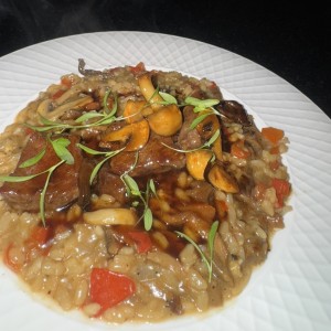 Arroz meloso con hongos y filete de res 
