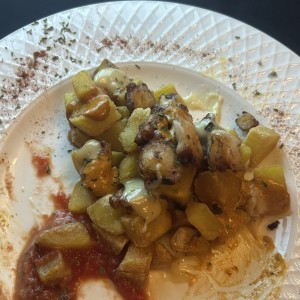 Papas Bravas ,Pulpo a la Parrilla y Alioli Rotizado Negro