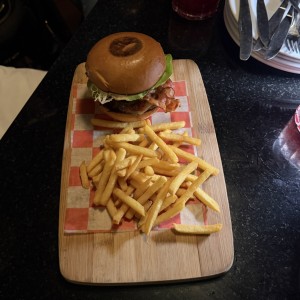Platos Fuertes - Classic American Burger
