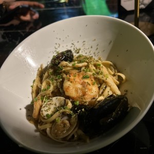 Fettuccini al pesto con camarones