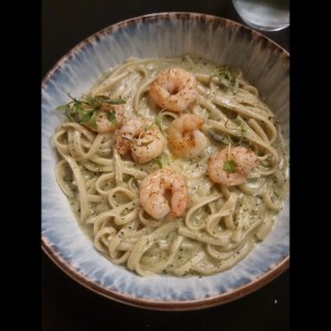 Linguine con Camarones con Salsa Cremosa al Pesto