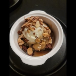Brownie con Helado y laicas de Almendras