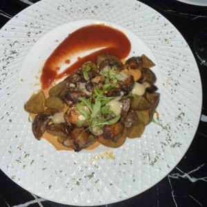Papas Bravas con Pulpo Rotizado