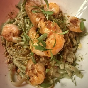 Fettuccini al pesto con camarones