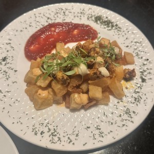 Papas Bravas con Pulpo Rotizado