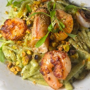Fettuccini al pesto con camarones