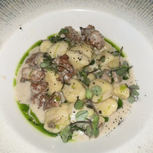 Gnocchi ai cacio pepe e salsiccia