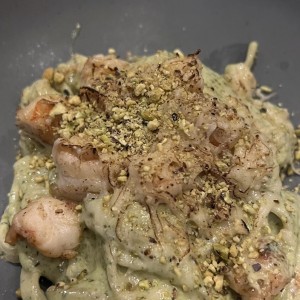 Fetuccini cremoso con camarones y pistachos