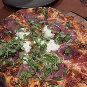 Pizza de rucula y prosciuto