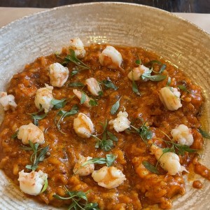 Risotto con pomodorini affumicati e gamberi