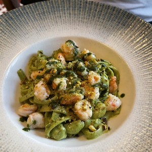 Fettuccine al pesto genovese e gamberi
