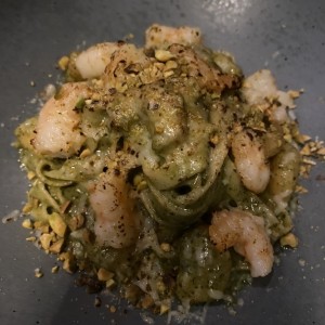 Fettuccine al pesto cremoso con camarones y pistachos