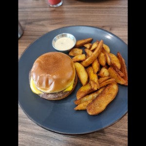 cheeseburger con papas