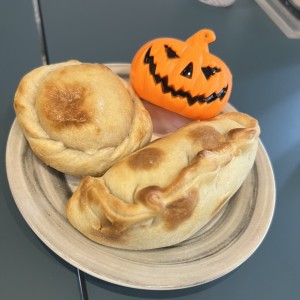 Empanada de pollo y pastel de queso gouda