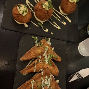 Croquetas de pixvae y enpanadas de pescado en escabeche