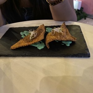 Empanadas de wanton rellenas de pescado en escavechi
