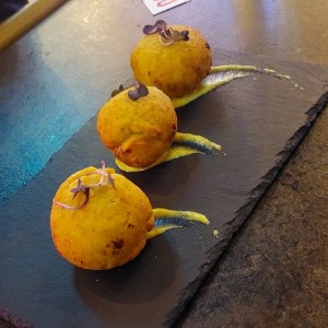 croquetas de pixvae y queso