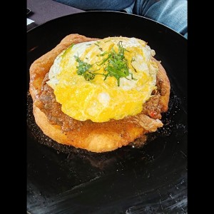 Hojaldra con bistec picado a caballo. 