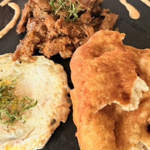 Hojaldre con Carne Guisada y Huevo